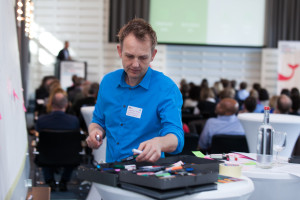 Graphic Recorder bei der Arbeit in einem Konferenz.  Nutzen von Marker und Kreide