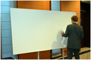 Graphic Recorder vor einer weissen Wand: Die erste Striche!