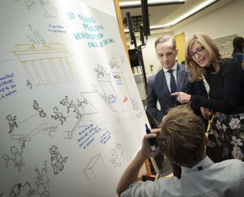 Politici vor einem Graphic Recording