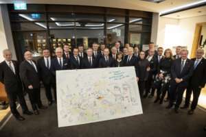 Aussenministern und Staatssekretären beim Graphic Recording zum Mauerfall