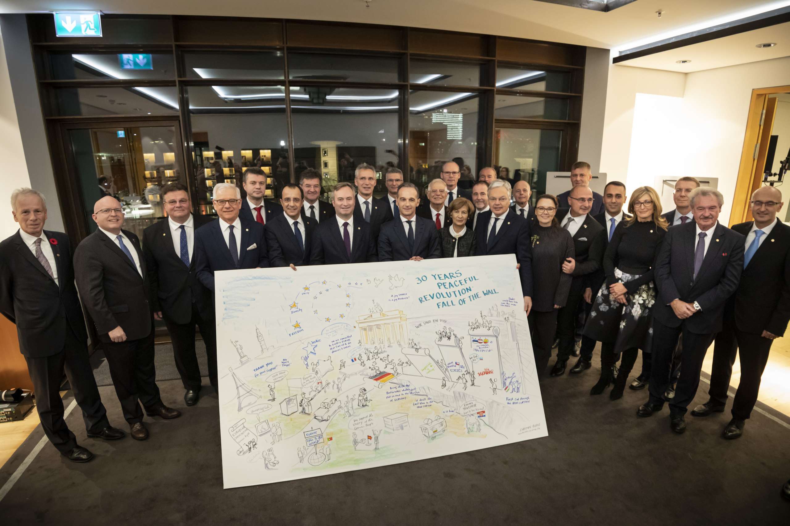 Aussenministern und Staatssekretären beim Graphic Recording zum Mauerfall