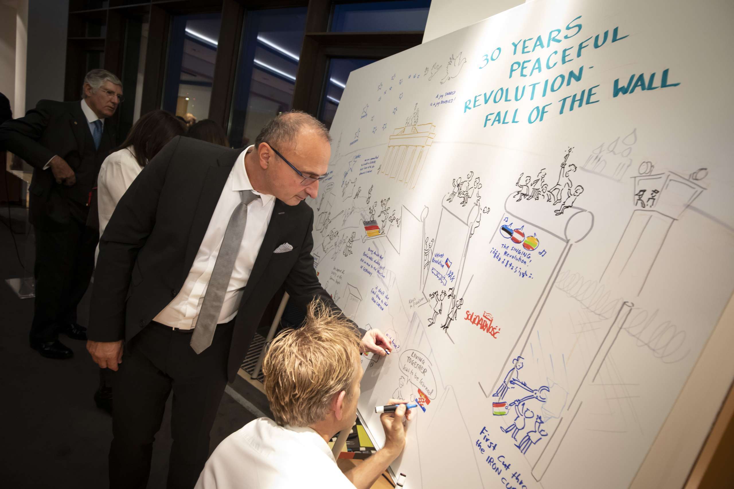 Christian Ridder und Teilnehmer vor seiner beim Visual Recording.