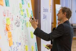 Konzentriertes Arbeiten einer Graphic Recorder