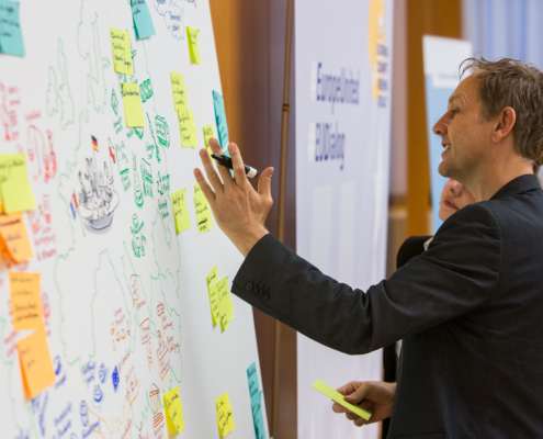Konzentriertes Arbeiten einer Graphic Recorder